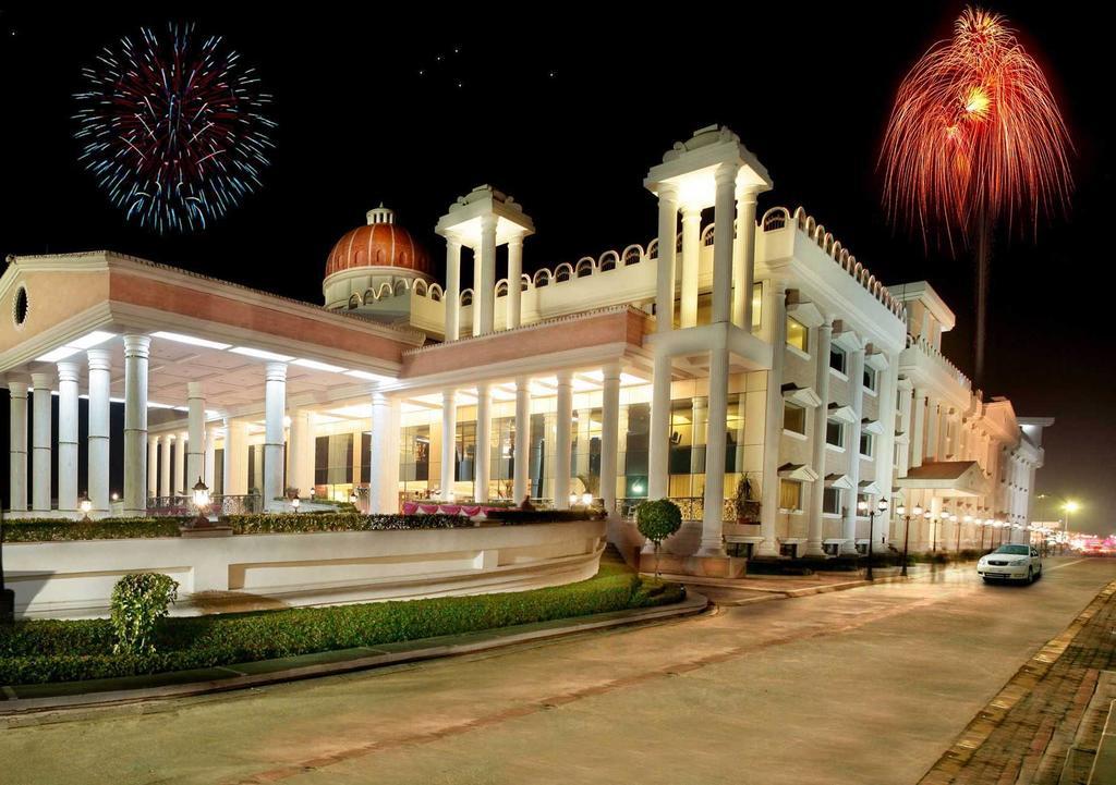 ฮอลิเดย์ เรเจ็นซี่ Hotel โมราดาบัด ภายนอก รูปภาพ